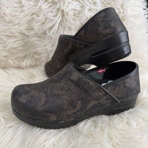 Sanita Professional Printed Leather Clogs – Reptile Print – Size 37 – New